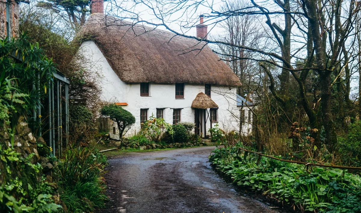 thatched holiday cottage on a country lane in Cornwall