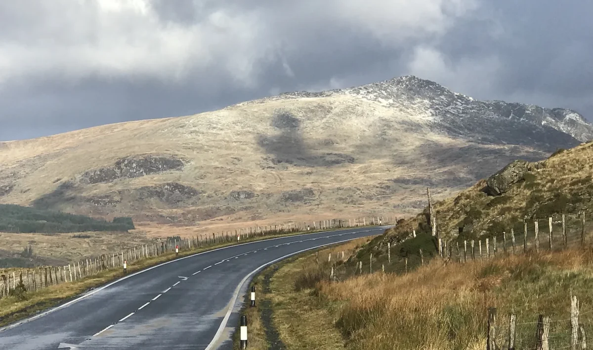 road through the Snowdonia mountains